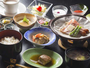 ホテル　御園：【朝食】本日の魚やご飯に合うお惣菜などご用意しております。