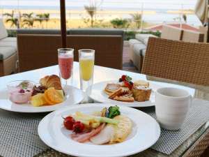 ヒルトン沖縄北谷リゾート：沖縄食材をたっぷり使用した朝食☆テラス席が人気です♪