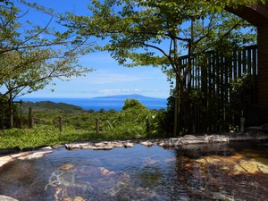 ヴィラージュ伊豆高原：朝の露天風呂も気持ち良い。10時半までなので、チェックアウト前にぜひ。