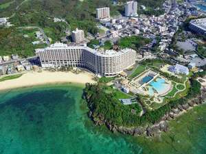ホテルモントレ沖縄　スパ＆リゾート：沖縄屈指の美しい天然ビーチ「タイガービーチ」に面して建つ、全室オーシャンビューのリゾートホテル