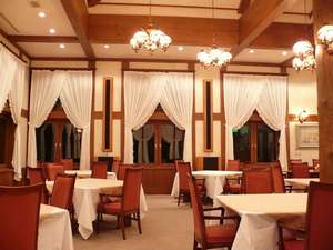 プラザホテル山麓荘　別館四季彩：夕食時のレストラン　