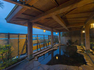 和倉温泉　天空の宿　大観荘：夕暮れの露天風呂も風情があります。波音を聞きながらごゆっくりと…。