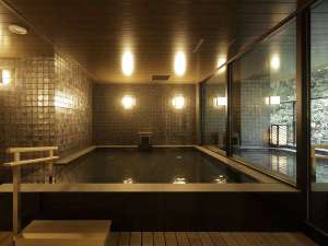 箱根湯本温泉　月の宿　紗ら：旅の醍醐味である温泉大浴場。「箱根湯本温泉」は美人の湯としても知られる。