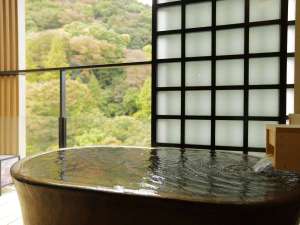 箱根湯本温泉　月の宿　紗ら：ハリウッドツインの客室露天風呂。須雲川の渓流の音とともに非日常空間を演出。