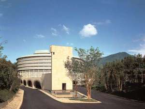 グランドプリンスホテル京都：【ホテル外観】村野藤吾氏により、比叡山の麓に自然と調和するように設計された、円形のホテル。