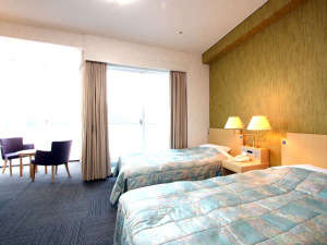 リゾートホテル甑島館：【お部屋】贅沢な空間　デラックスツイン-全室オーシャンビューで、窓からは港が見えます。