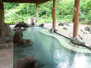 プラザホテル山麓荘：大自然に囲まれた開放感ある露天風呂をお楽しみください