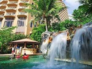 �A�E�g���K�[�O�A�����]�[�g�iOUTRIGGER GUAM RESORT�j�F�v�������A��n�C�r�X�J�X�ȂǓ썑�̉ԂɈ͂܂ꂽ�v�[���B�^�������S���Ƃ͎v���Ȃ��_�C�i�~�b�N��