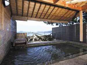 萩焼の宿　千春楽：貸切露天風呂です。家族・グループ・カップルでプライベートな入浴タイム。45分￥3150で利用できます。