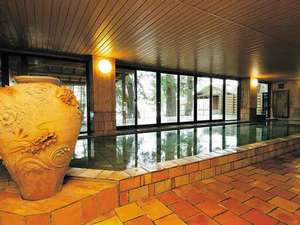 萩焼の宿　千春楽：長寿陶芸風呂温泉（男湯）萩焼のお風呂です。露天風呂からは日本海が一望できます。サウナもあります。