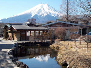 富士学園：*忍野八海の鏡池/当館より車で1分、徒歩圏内。ウォーキングにもお勧めです。