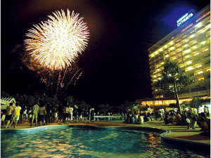 沖縄残波岬ロイヤルホテル：真夏の夜空を華やかに彩る花火をメインに盛りだくさんの夏期間限定の恒例イベント。（花火は隔日開催予定)