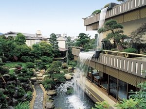 熱海　金城館：金城館自慢の庭園と五葉館の滝