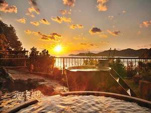 プレミアリゾート 夕雅 伊勢志摩：夕陽に染まる天然温泉露天風呂「みたびの湯」