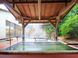湯本富士屋ホテル：男性用大浴場の露天風呂（檜）