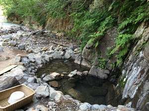 夏油温泉観光ホテル：夏油川を目の前に臨む、迫力満点の渓流露天風呂