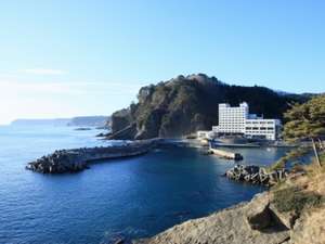 ホテル羅賀荘：北山崎の南の玄関口｢羅賀港｣の静かな入江に佇んでいます。