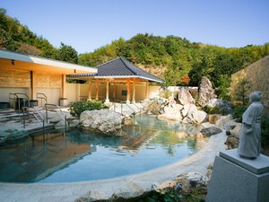 土佐ロイヤルホテル：【温泉露天風呂『桂浜』イメージ】龍馬像が眺める桂浜をイメージした露天風呂。壷湯などございます。