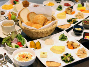 アーバンホテル京都二条プレミアム：【和洋バイキング朝食】種類豊富なお料理をご用意しています。（6：30～10：00）