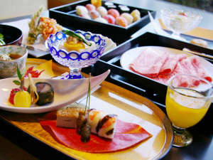 箱根強羅温泉　季の湯　雪月花：お食事処「風月」では、職人が真心こめて調理する、お寿司・天麩羅に和牛しゃぶしゃぶをお楽しみ頂けます。