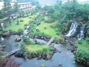 月岡ニューホテル冠月：心を癒す….千坪の日本庭園.jpg