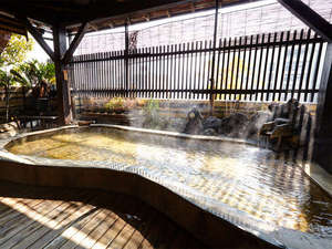 美肌の湯とコラーゲン料理が自慢　ホテル三泉閣：６階の露天風呂は源泉かけ流し美肌温泉