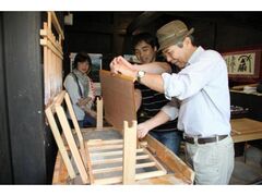 合掌造りの中で和紙漉き体験の写真1