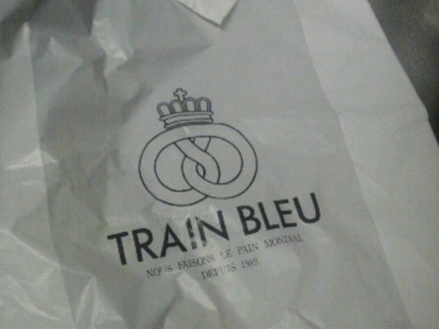 TRAIN BLEU