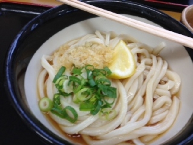 ぶっかけうどんです
すだちでなく レモンが添えられていました_山下うどん
