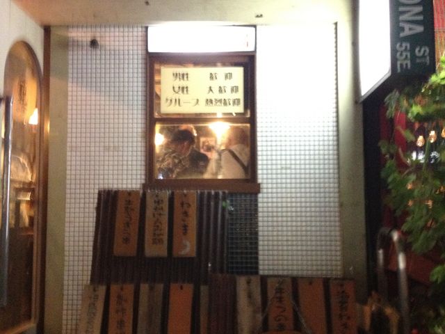 店のドアは常にオープン状態。道行く人がスーッと吸い込まれます。_マルギン