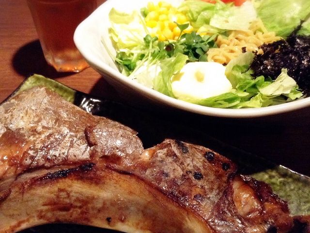 ラーメンサラダとマグロのカマ_北海道 Hokkaido Gourmet Dining 横浜スカイビル店