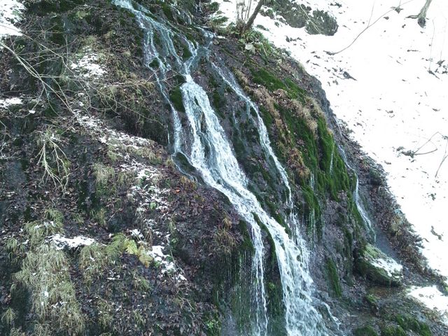 上はすごい岩壁です。_白水の滝