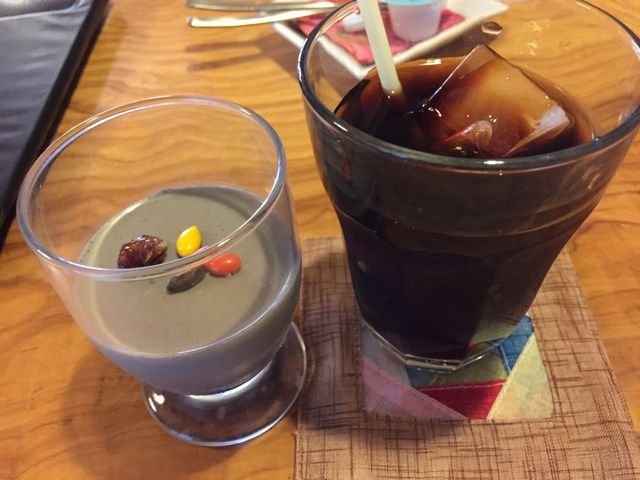石焼ビビンバ定食にセットのドリンクと、黒ごまプリン_景福宮 南国市
