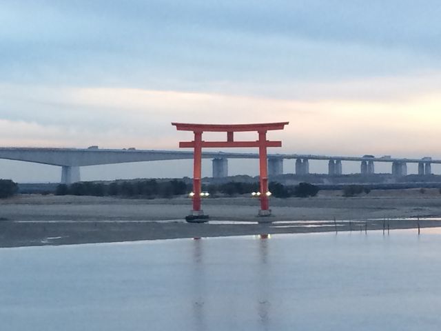 ズームアップの赤鳥居_弁天島海浜公園