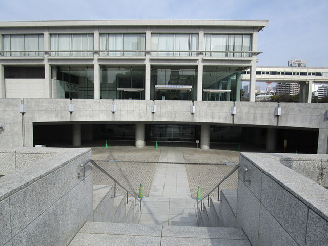 正面と地下入口_広島国際会議場