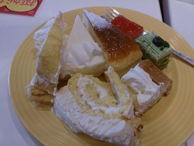 いろんなケーキがありますので、お喋りしながらいっぱい食べました。_スイーツパラダイス 名古屋パルコ店