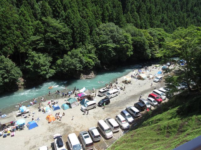 エメラルド色の天然プールみたい_唐沢キャンプ場