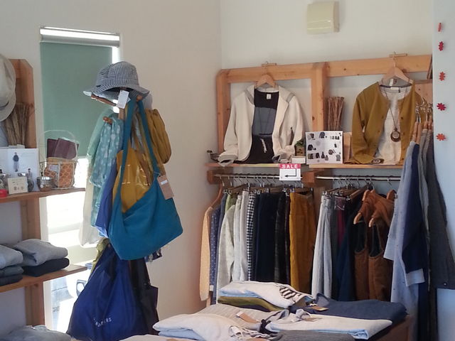 ノースオブジェクトのナチュラルな可愛いお洋服が沢山!_カフェ&雑貨ハンドハンド