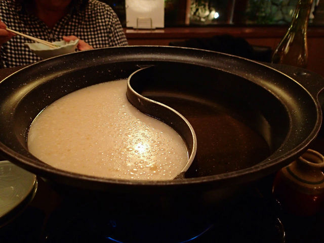 大きな鍋にお好みの2種類のだしが入ります。_TOWAピュアコテージ