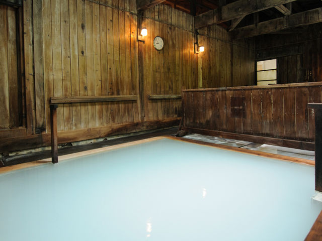 にごり湯がまたいい雰囲気でしょ_日本三秘湯 谷地温泉