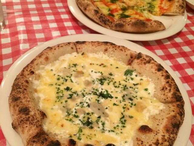 上がマルゲリータ
下がフォルマッジオ_高原の小さなイタリア料理店 オステリア白樺