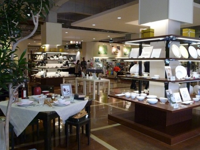 アウトレット店内、かなりの人がいた、_ノリタケの森