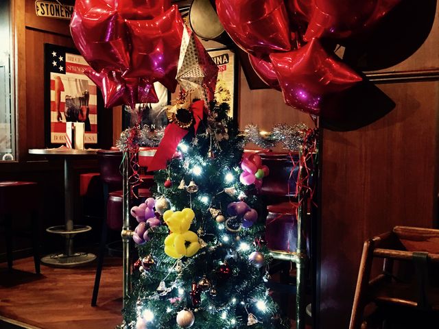 クマのバルーンアートが可愛いクリスマスツリー_TGIフライデーズ 横浜西口店