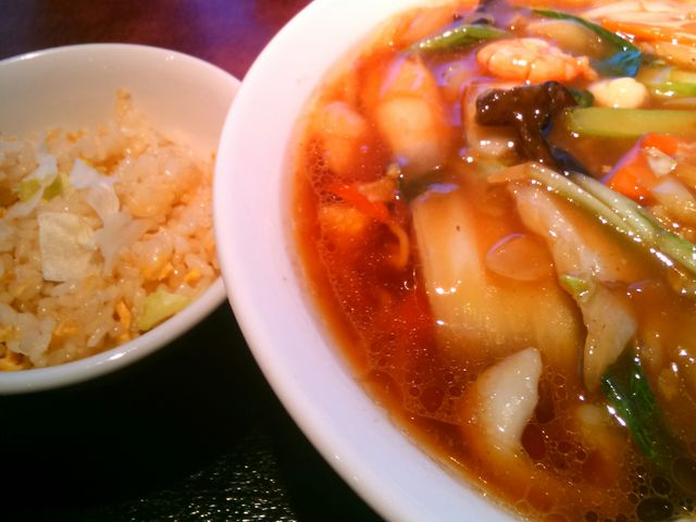 『あんかけラーメンセット』。チャーハンが付いてきます。_悦来香