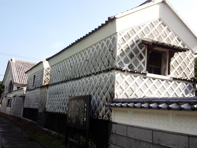 短い距離ですが...._なまこ壁通り