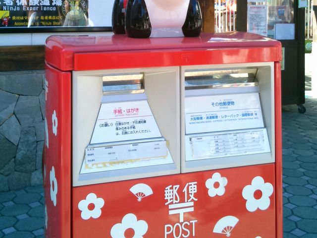 『パンダの郵便ポスト』。郵便ポストには、花やしきらしく『お花』が。_浅草花やしき