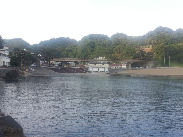 湾の先端部から街を望む_雲見温泉