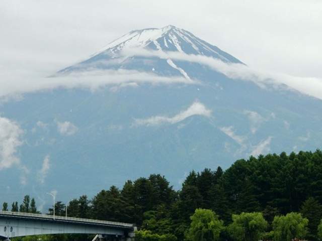 河口湖大橋を入れて曇りの中、富士山が現れた。_河口湖遊覧船 天晴