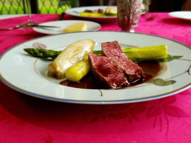 牛のヒレ肉ステーキ
肉汁タップリでアスパラと西洋野菜と合わせて食べると絶品です
_シェ スギイ