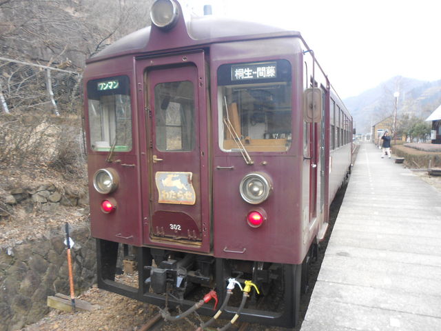 終点 間藤駅にて。
茶色い車体も渓谷によく合います。_わたらせ渓谷鐵道